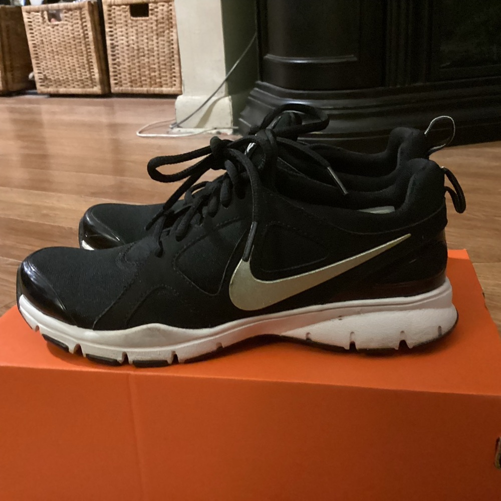 Nike Youth Downshifter 7 Sneakers. Like new worn once. Black Size 4.5